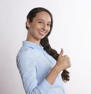 Frau zeigt den Daumen hoch